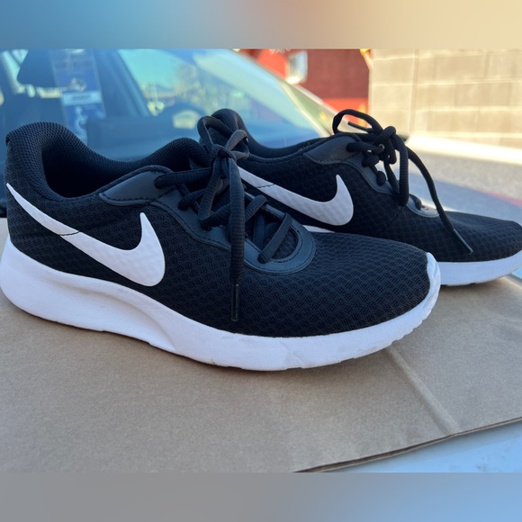 Women’s Tanjun Nike Shoes - Picture 3 of 7